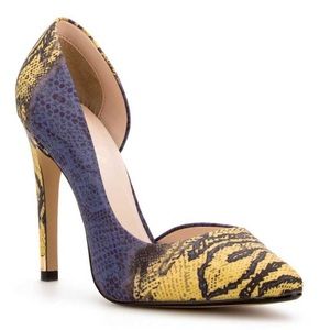 This must-have stiletto pump!  ❗️Price is firm ❗️